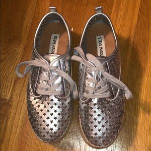 Cute lightly worn Steve Madden star sneakers!